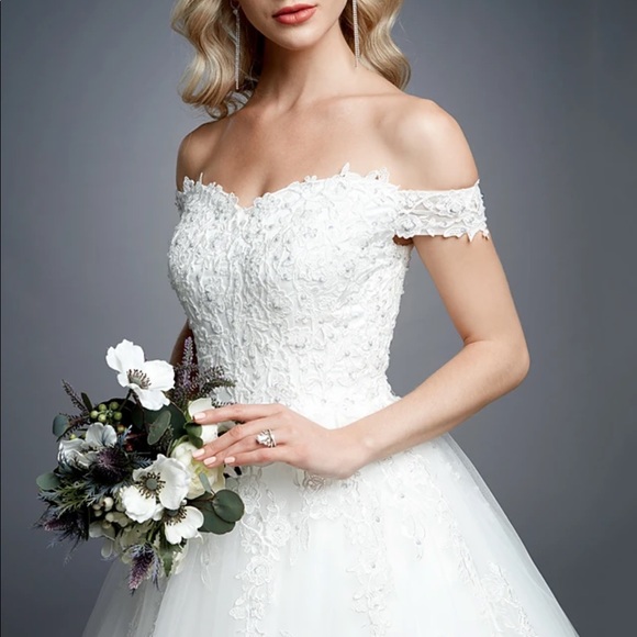 NWOT Off the shoulder ball gown wedding dress - Picture 4 of 10